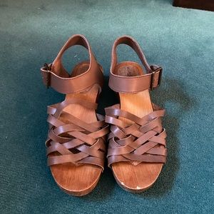 Kelsi Dagger wooden sandals